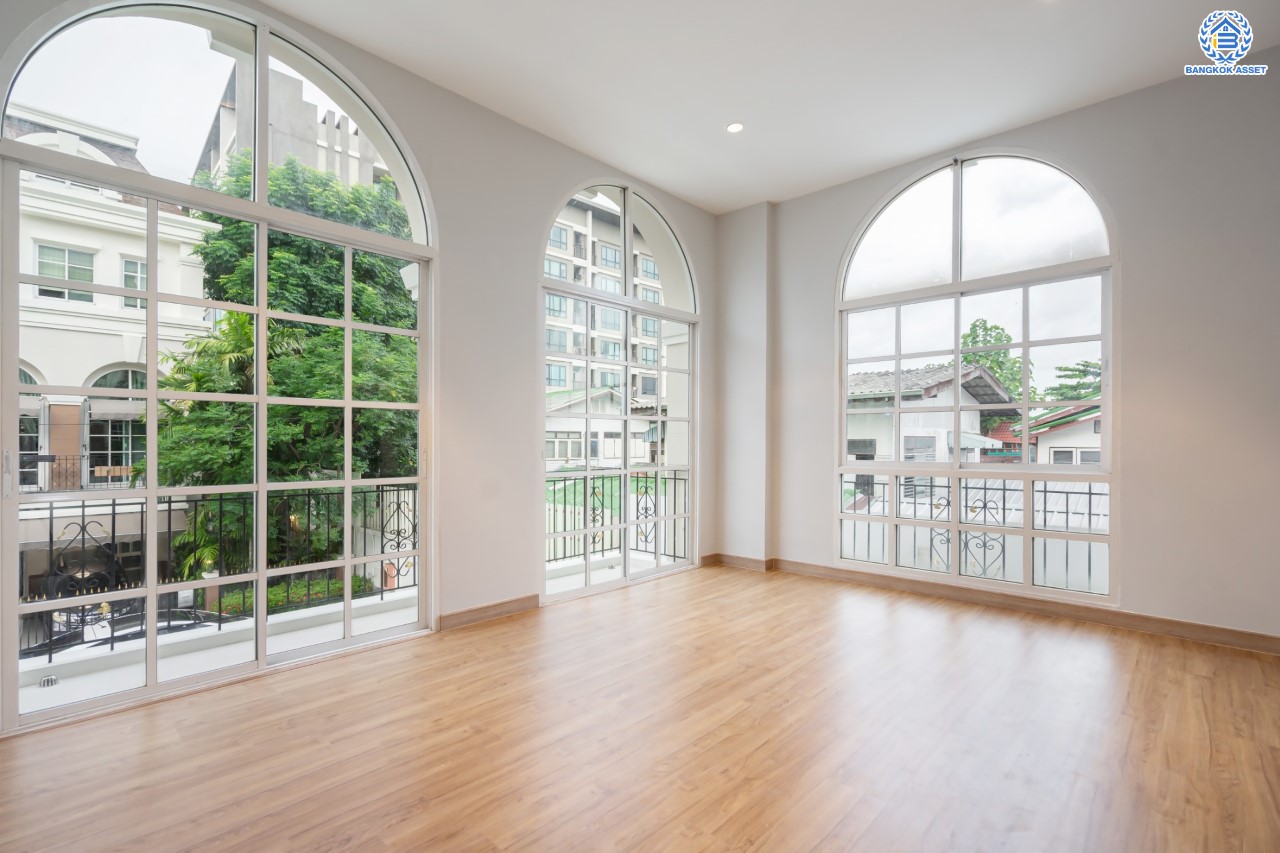 บ้านมือสอง ทาวน์โฮม 3 ชั้น หลังมุม ม.พลัสซิตี้พาร์ค เกษตร-นวมินทร์ เนื้อที่ 33.60 ตร.ว. ฟังก์ชัน 3 ห้องนอน 4 ห้องน้ำ จอดรถได้ 2 คัน บนทำเลศักยภาพ เชื่อมต่อถนนหลายสาย เข้าเมืองก็เป็นเรื่องง่าย ใกล้รถไฟฟ้าสายเขียวอ่อน สถานี "ม.เกษตรศาสตร์" และ ใกล้จุดขึ้นทางด่วน "ฉลองรัช"...